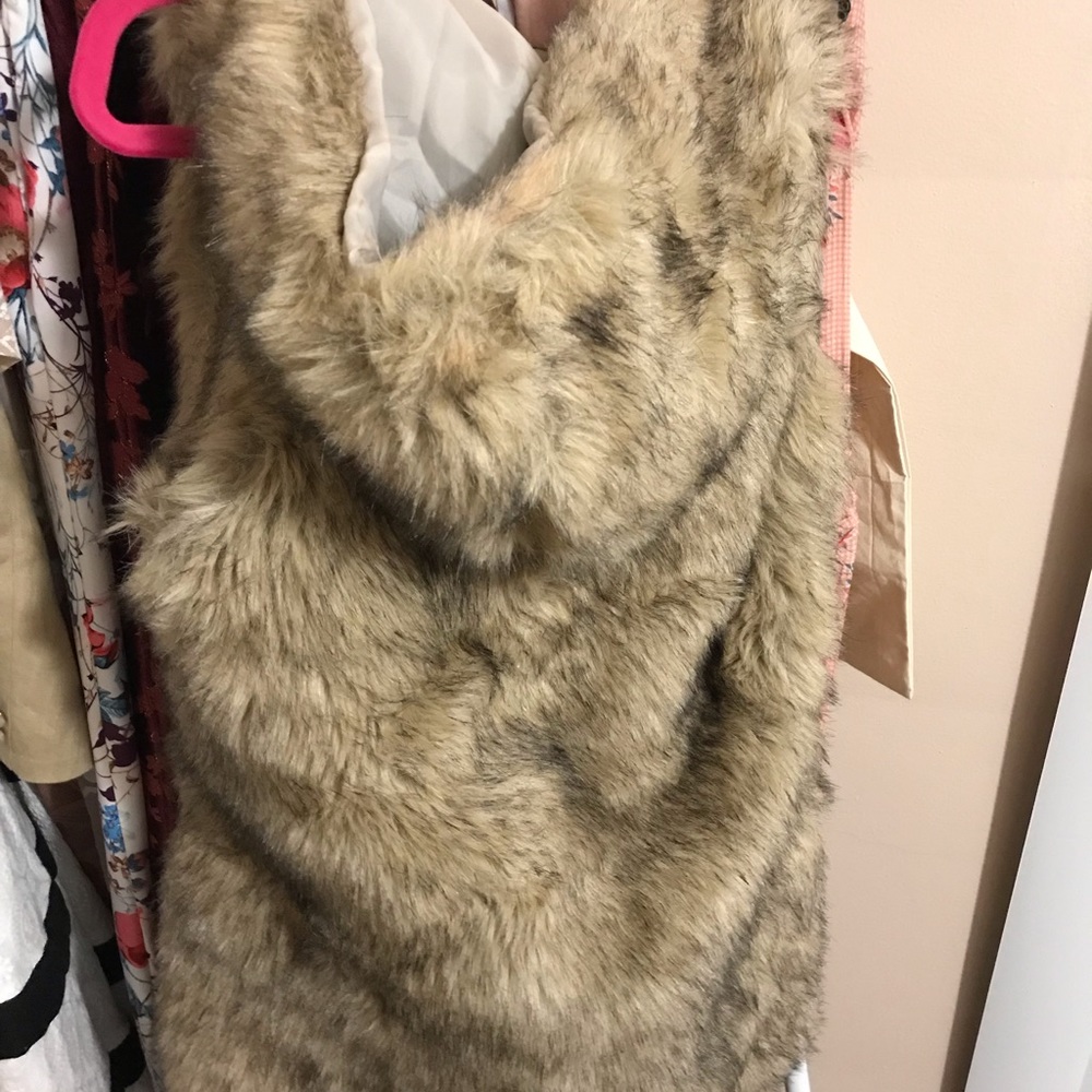 CUTE  Faux Fur Vest!! - Picture 5 of 6